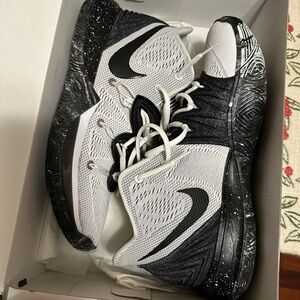 Nike Kyrie Five Men’s Sneakers